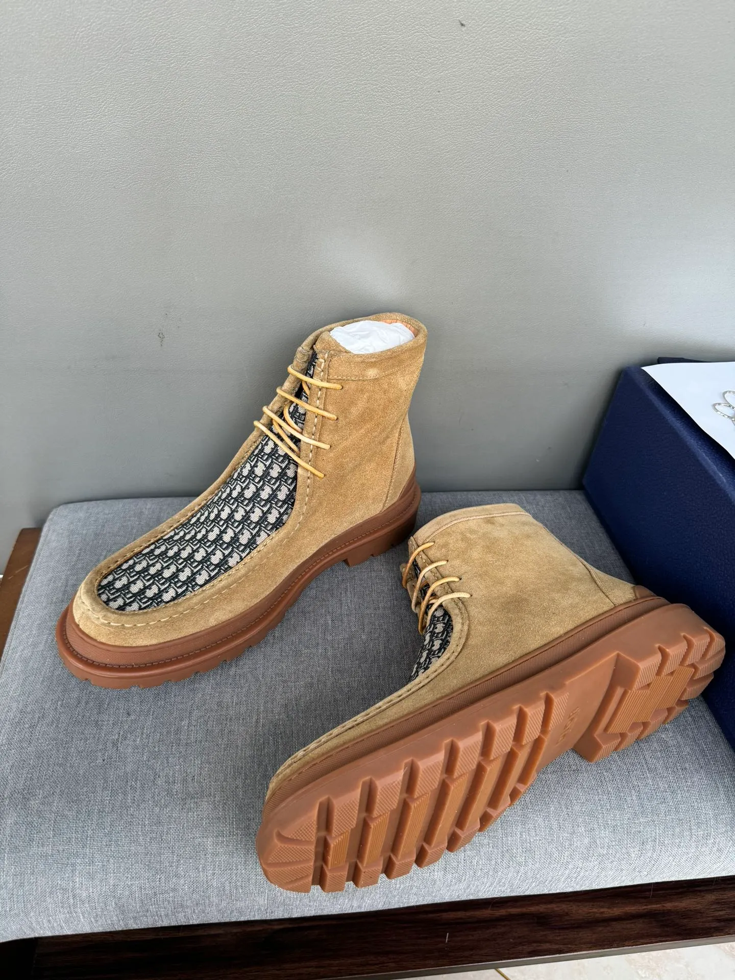 [DIOR] Top P: 1000💰 Number of yards: 39~44 (38.45 custom-made, non-refundable) Dior Dior~ Winter series, original 1:1 development Casual men's leather shoes Heavy investment, shoes and boots are made of imported cowhide + imported Dior special fabric Not easy to deform black cowhide lining Dior large hardware inlay Original TPU vacuum outsole, black cowhide Black open edge beads Military green suede Black suede Khaki suede leather is crafted by a large factory, and the perfect product is only prepared for you who know your taste! Any comparisons are welcome.